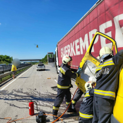 Kamion hátuljába rohant egy kisteherautó