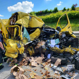 A kisteherautó sofőrje a roncsba szorult