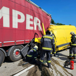 Az összetört gépkocsik forgalmi akadályt okoztak