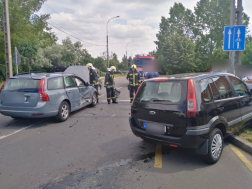 Három személyautó ütközött össze