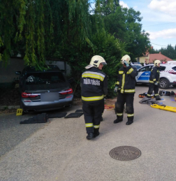 Motoros és személygépkocsi ütközött össze
