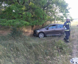 Három személygépkocsi és egy teherautó ütközött össze