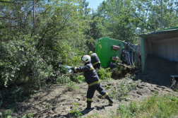 A kamion az oldalára borult