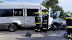 Ütközést követően tűz keletkezett egy kisbuszban a 405-ös főúton