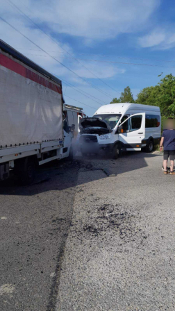 A kisbusz motorterében tűz keletkezett