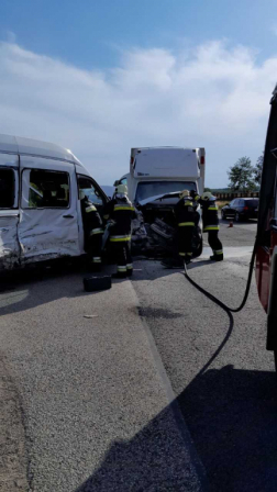 Az összetört gépkocsik forgalmi akadályt okoztak