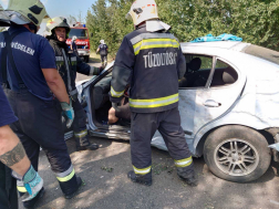 A személygépkocsi sofőrje a roncsba szorult