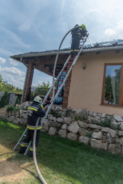 Családi ház tetőszerkezete égett Gyálon