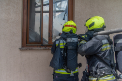 A tűzoltók több vízsugár segítségével oltották el a lángokat