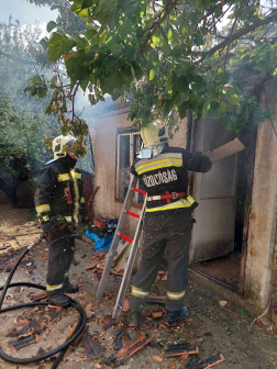 A tűzoltók több vízsugár segítségével oltották el a lángokat