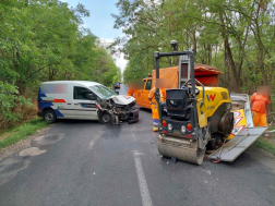Alló teherautó pótkocsijának ütközött egy személygépkocsi