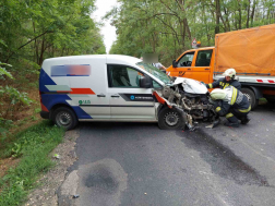 A tűzoltók áramtalanították a járművet