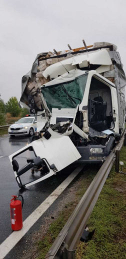 A tűzoltók áramtalanították a járműveket