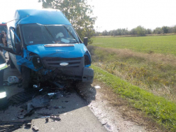 Két személygépkocsi ütközött össze Cegléd közelében