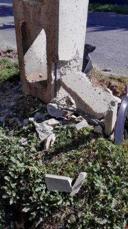 Az ütközés következtében az oszlop eltört