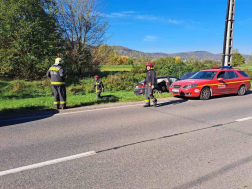 Az egyik autó az árokba csapódott