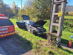 A tűzoltók áramtalanították a gépkocsikat