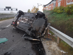 Szalagkorlátnak ütközött egy személygépkocsi