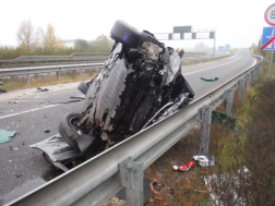 A gépkocsi sofőrje kiesett az autóból