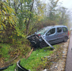 Az összetört gépkocsik forgalmi akadályt okoztak