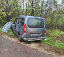 A tűzoltók áramtalanították a gépkocsikat