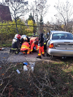 A személygépkocsi sofőrje a roncsba szorult