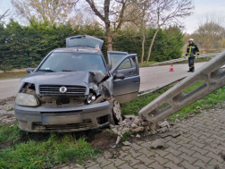 Villanyoszlopnak ütközött egy személygépkocsi Őrbottyánban