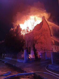 A tűz a szomszédos épületeket is veszélyeztette
