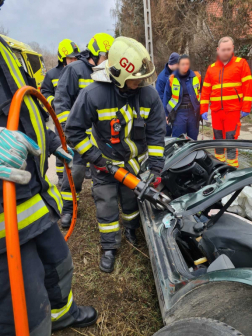 bontják az autót a tűzoltók