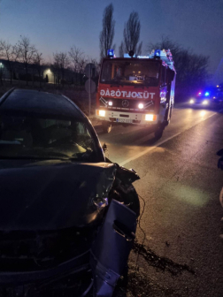 rendőrök, tűzoltók. Súlyos volt a baleset 