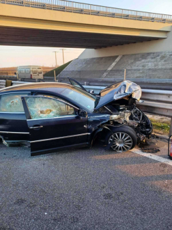 Az összetört gépkocsi forgalmi akadályt okozott