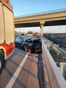 A tűzoltók áramtalanították a gépkocsit