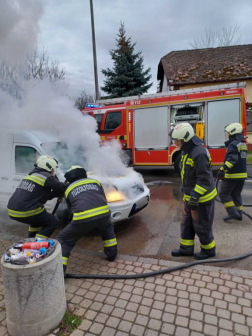 Tűz keletkezett egy gépkocsi motorterében Gyömrőn
