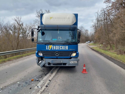 Teherautó és egy személygépkocsi ütközött össze 