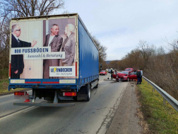 A tűzoltók áramtalanították a gépkocsikat