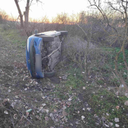 Lesodródott az útról és az oldalára borult egy személygépkocsi