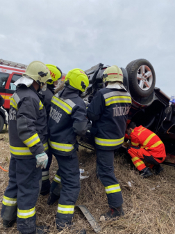 A személygépkocsi sofőrje a roncsba szorult