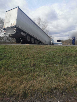 Árokba hajtott egy kamion