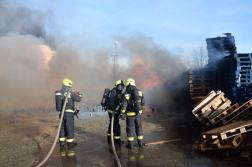 Több mint hatvan hivatásos tűzoltó küzdött a lángokkal