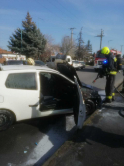 Tűz keletkezett az autó motorterében