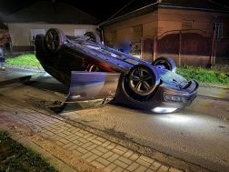 Villanyoszlopnak ütközött és felborult egy személygépkocsi 