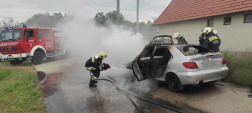 A tűzoltók több vízsugár segítségével oltották el a lángokat
