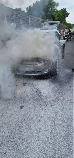 A gépkocsi motorterében keletkezett a tűz