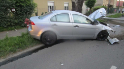 Az oszlop kitört, úttestre dőlt