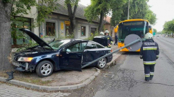 Autóbusz és egy személygépkocsi ütközött össze 