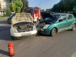 Két személygépkocsi ütközött össze