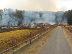 Több ezer szalmabála ég Újszilvás külterületén