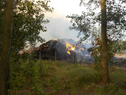 Több mint 24 órája ég a szalma