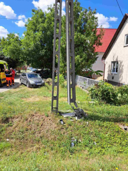 Villanyoszlopnak hajtott egy gépkocsi
