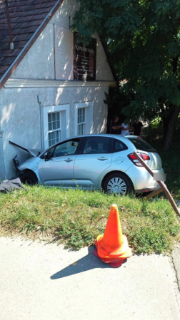 A tűzoltók áramtalanították a gépkocsit